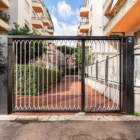 Vatican Almond Tree Penthouse דירה